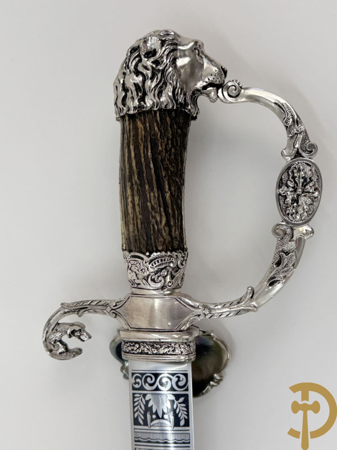 Der Hirschfänger, replica zwaard uitgegeven door Deutches Jagd und Fischereimuseum in een wandvitrine voorgesteld