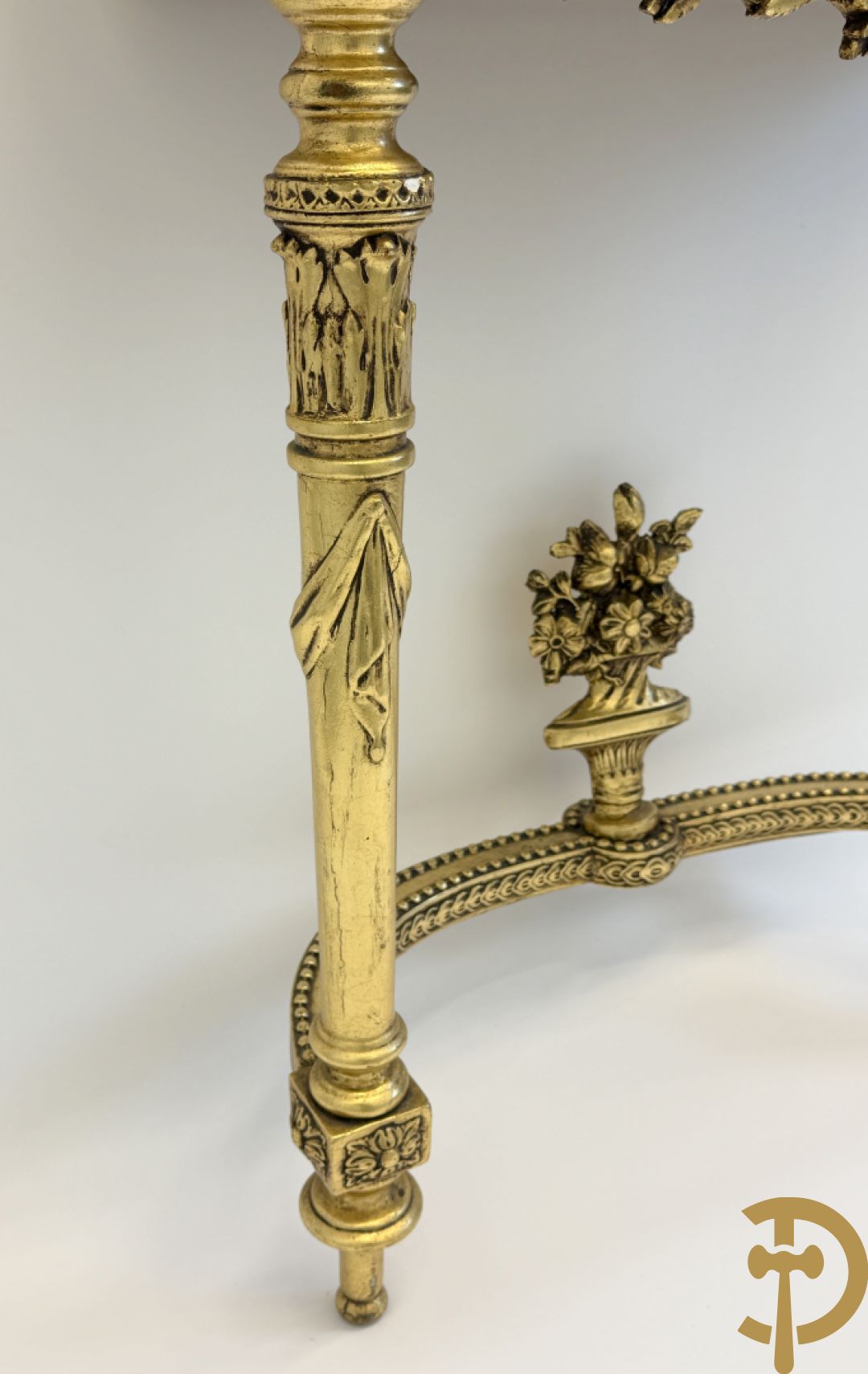 Vergulde console met Louis XVI motieven en amfoor  + vergulde spiegel met Louis XVI motieven