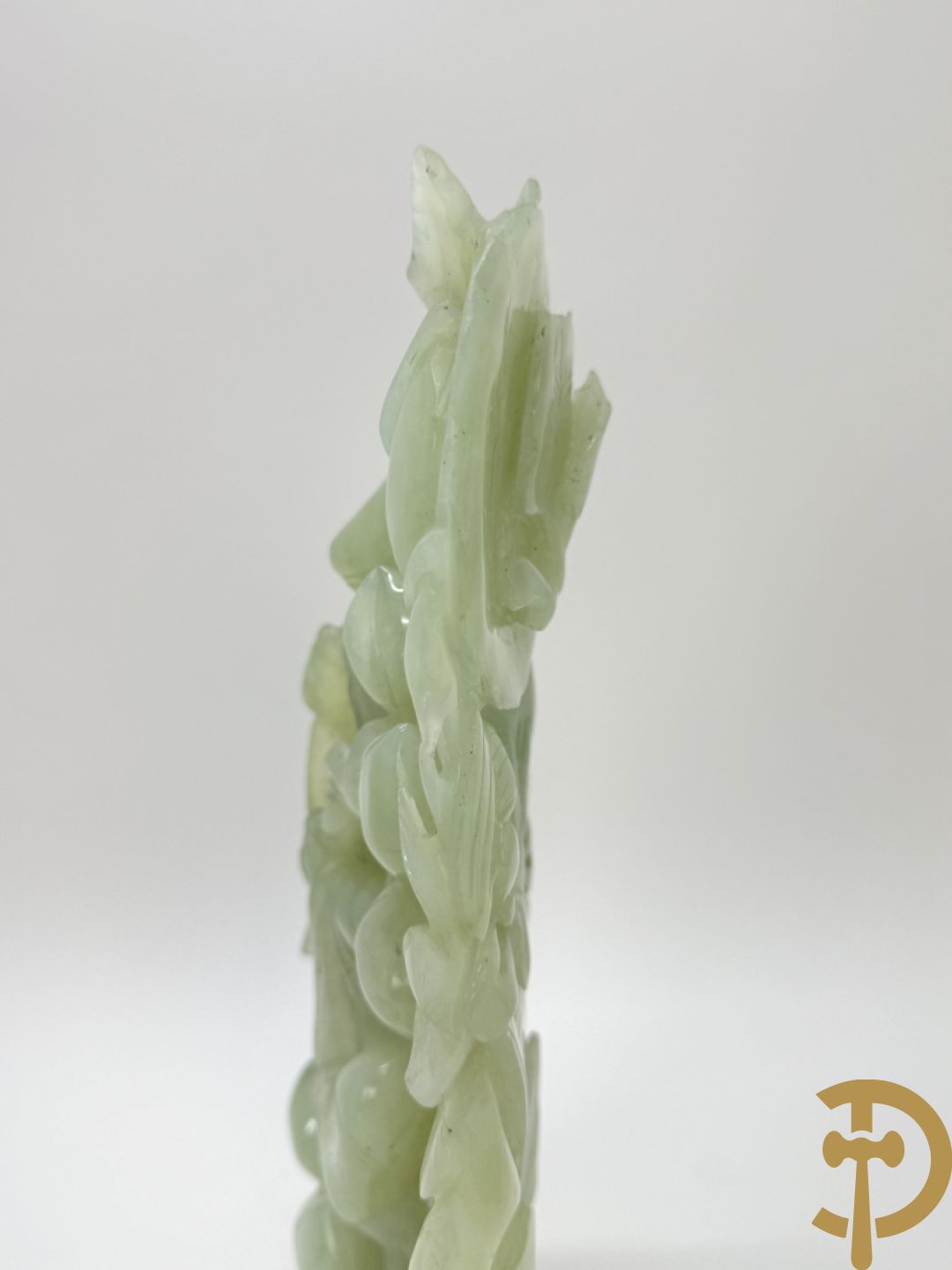 Jadeiet sculptuur van boedhistisch figuur + jadeiet wijsgeer met perziken + geisha in jadeiet