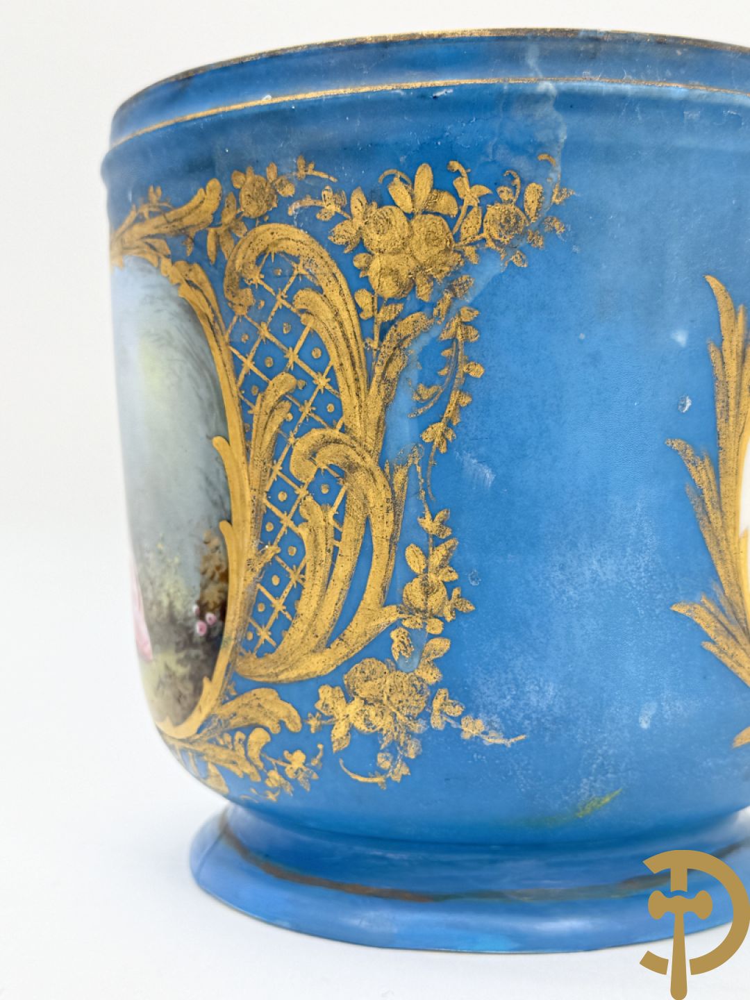 Sèvres cachepot met dubbel decor van handbeschilderde romantische dames en bloemendecor + cachepot in Frans porselein met bloemendecor gevat in bronzen houder + Limoges medici vaas met zwanehalzen