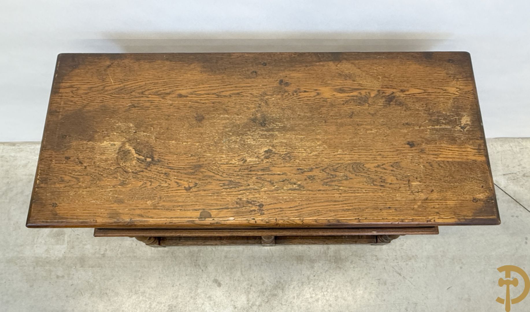 Massief eiken Engelse side board met 2 lades, op ballusterpoten