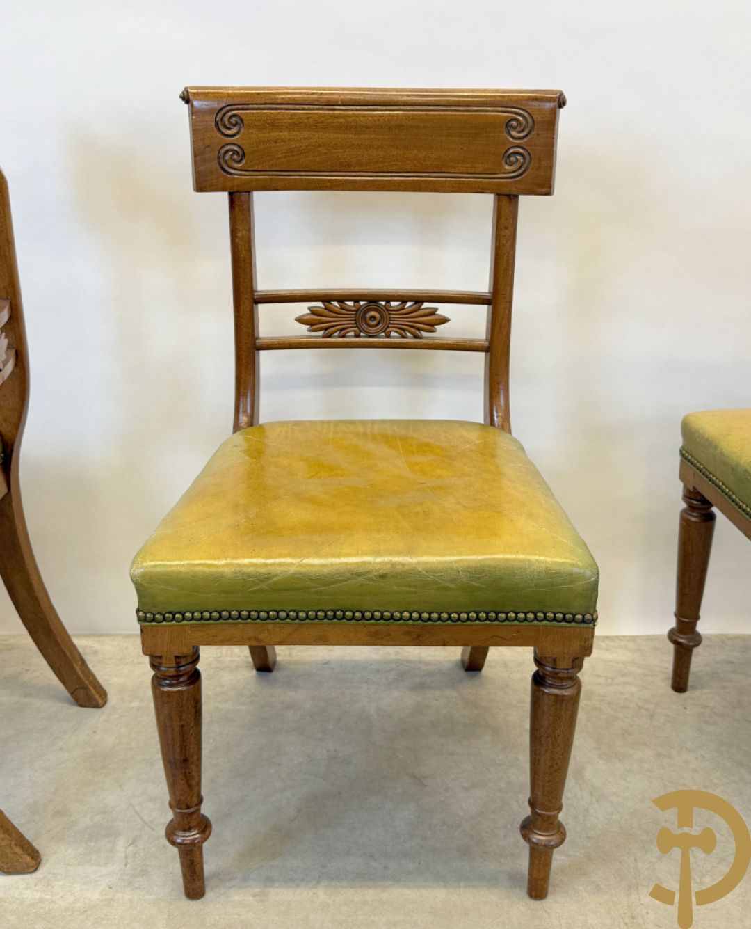 Set van 6 Engelse gondelvormige notelaren stoelen met lederen zitting