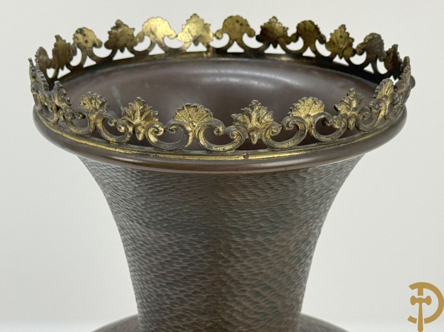 Koperen siervaas met bronzen ornamenten van hagedissen en draken