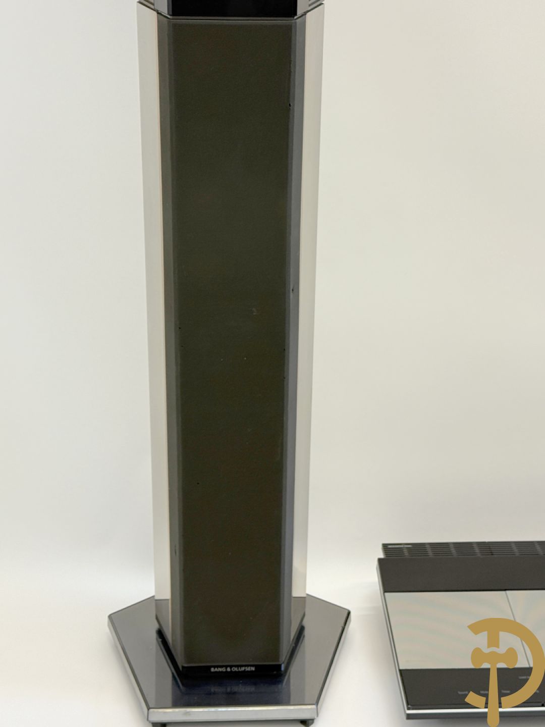 Design muziekinstallatie B & O Beocenter 9500 met bijhorende toren luidsprekers type 6611