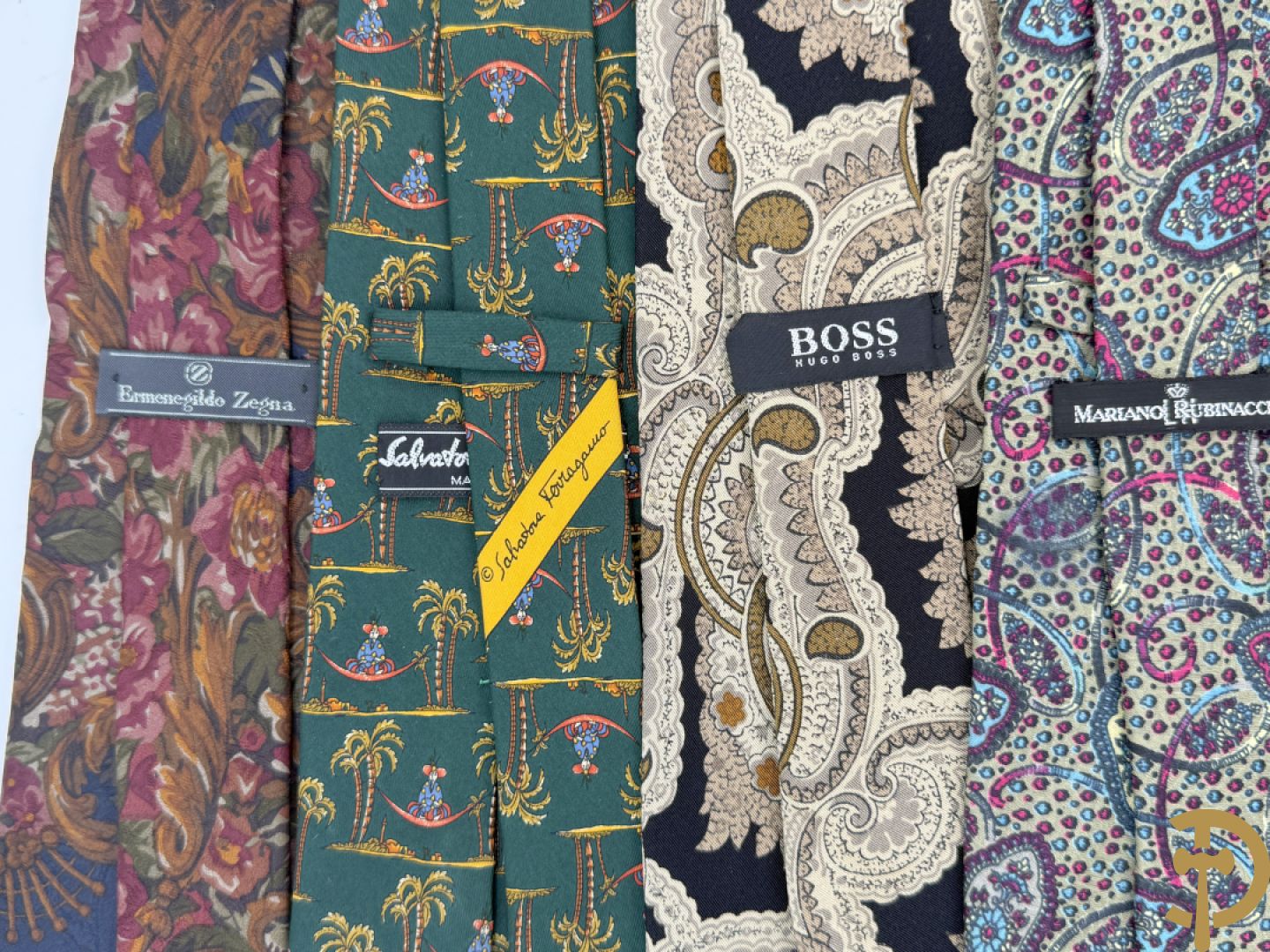 Elf lege doosjes van Hermes + Louis Vuitton sleutelhouder + kleine tas Louis Vuitton + herendassen w.o. Moschino, Zegna, Boss, Versace Gianni