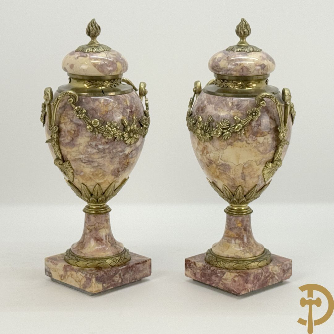 Paar marmeren cassolettes bezet met bronzen bloemenguirlandes