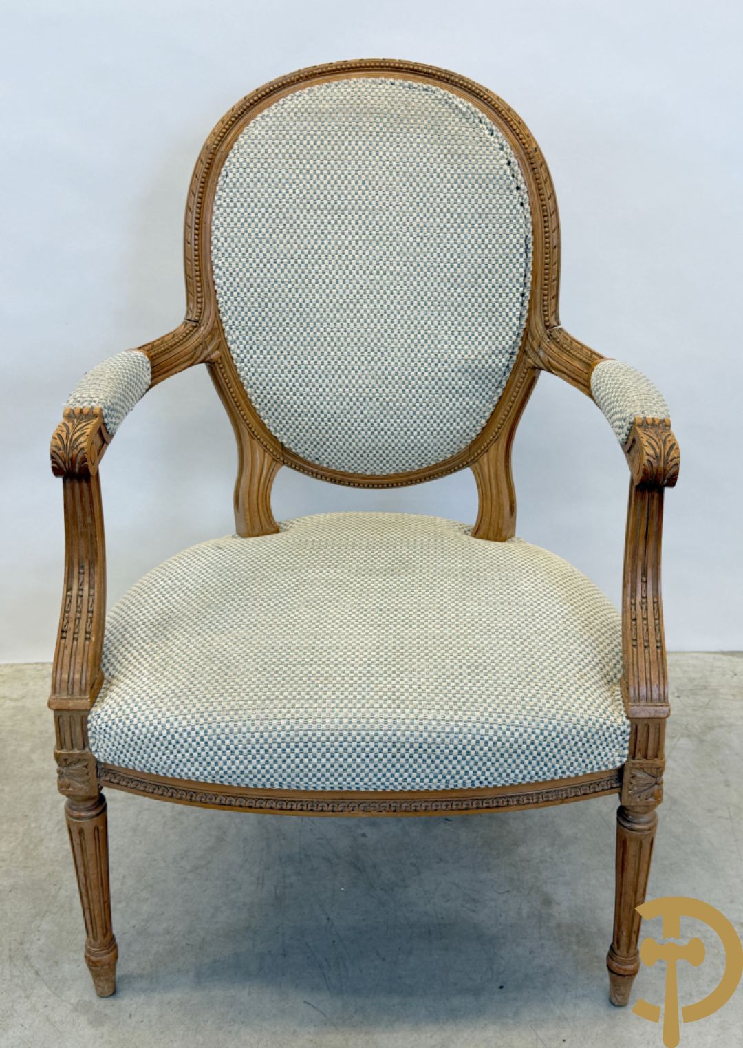 Paar beukenhouten Louis XVI stijl armzetels met medaillon