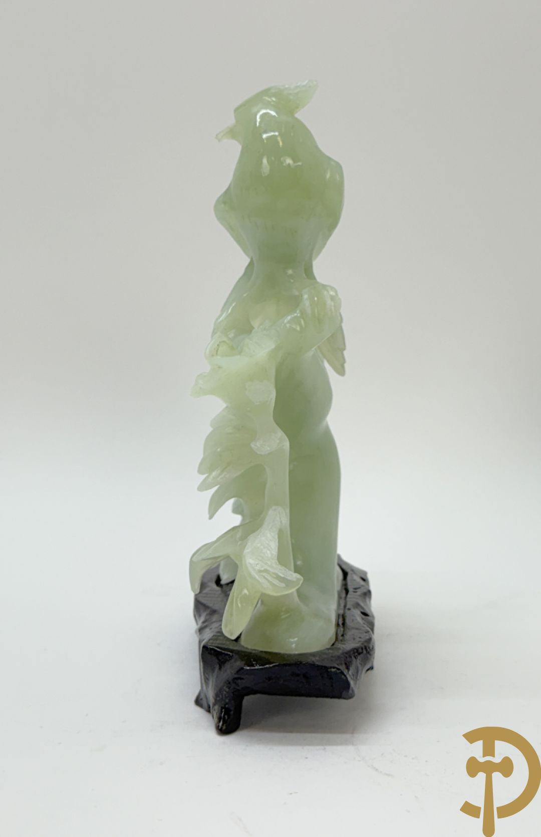 Drie handgesculpteerde Aziatische vogels met bloemenmotieven in jadeiet + klein haantje in jadeiet