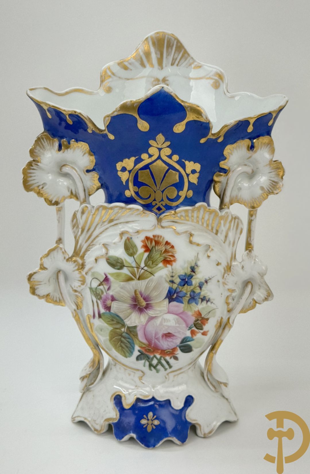 Paar Vieux Paris cornetvazen met handbeschilderd bloemendecor + Vieux Paris cornetvaas met decor van elegante dame