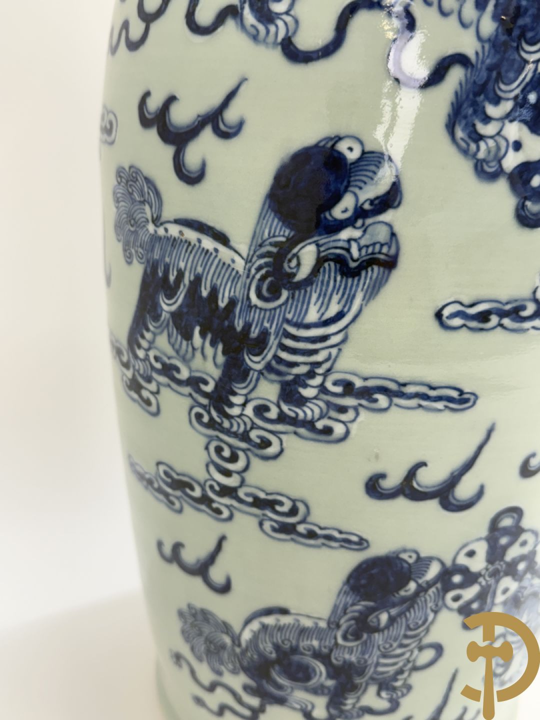 Chinese porseleinen celadon vaas met blauw/wit decor van fo honden