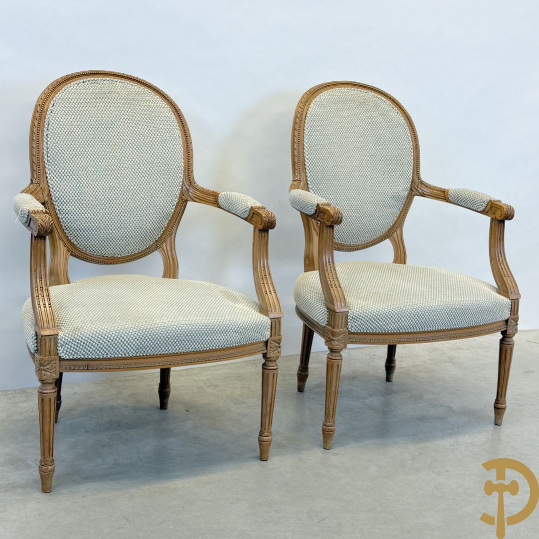 Paar beukenhouten Louis XVI stijl armzetels met medaillon