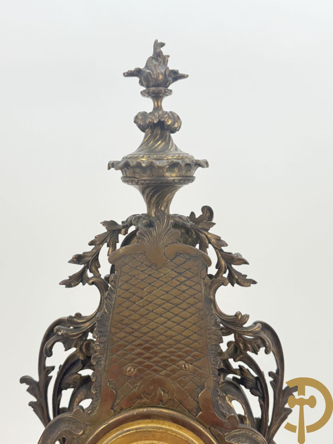 Driedelige koperen garnituur bestaande uit middenstuk bezet met amfoor en paar kandelaars , Louis XV stijl