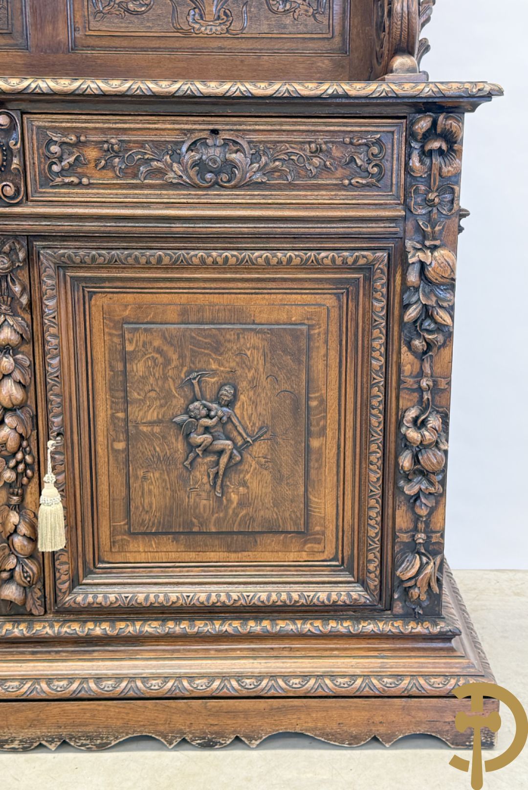 Massief eiken Neo Renaissance vaiselier met sculptuur van fruit en accanthusranken, 19e