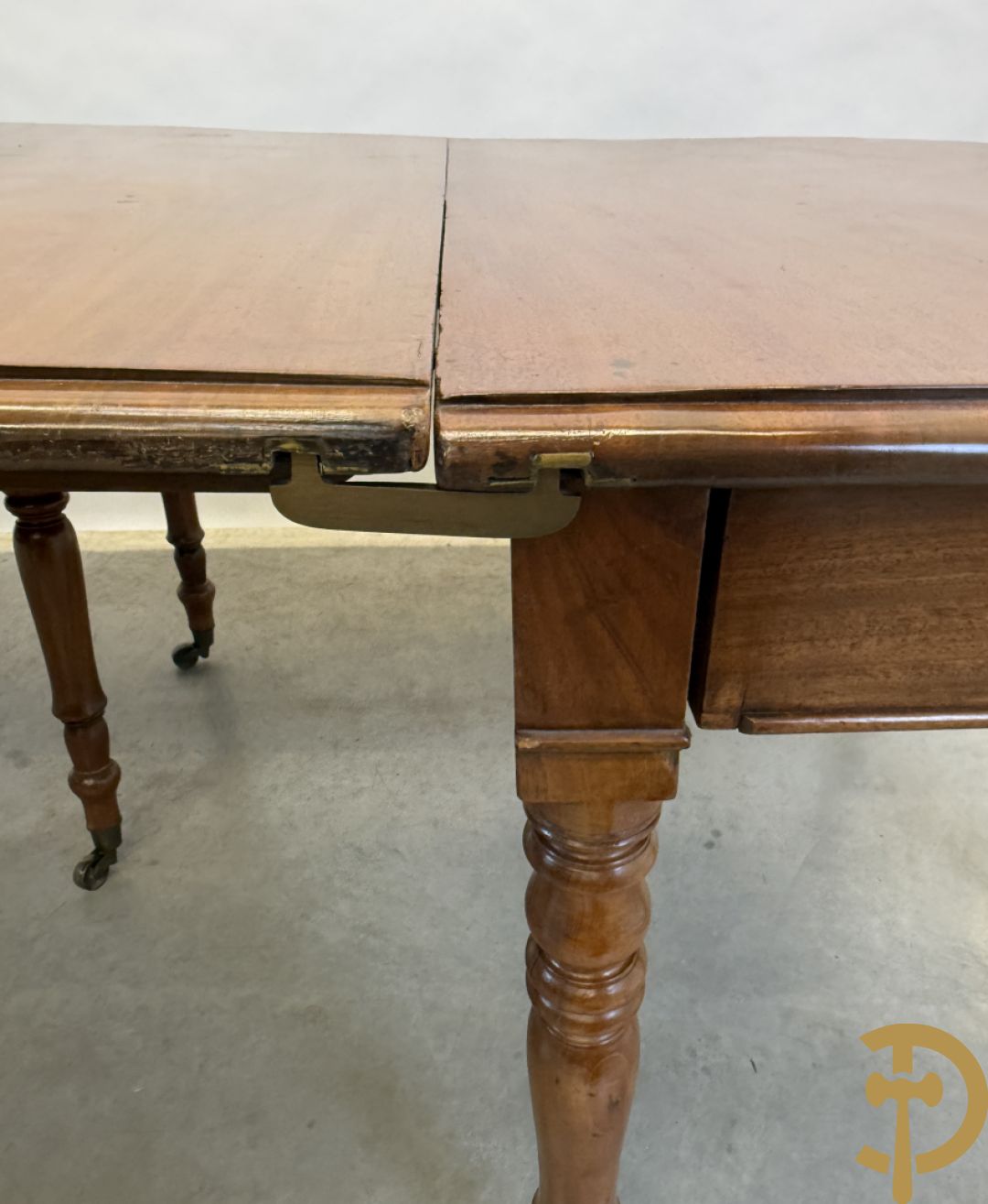 Engelse mahoniehouten tafel op 8 ballusterpoten (met 2 verlengstukken)