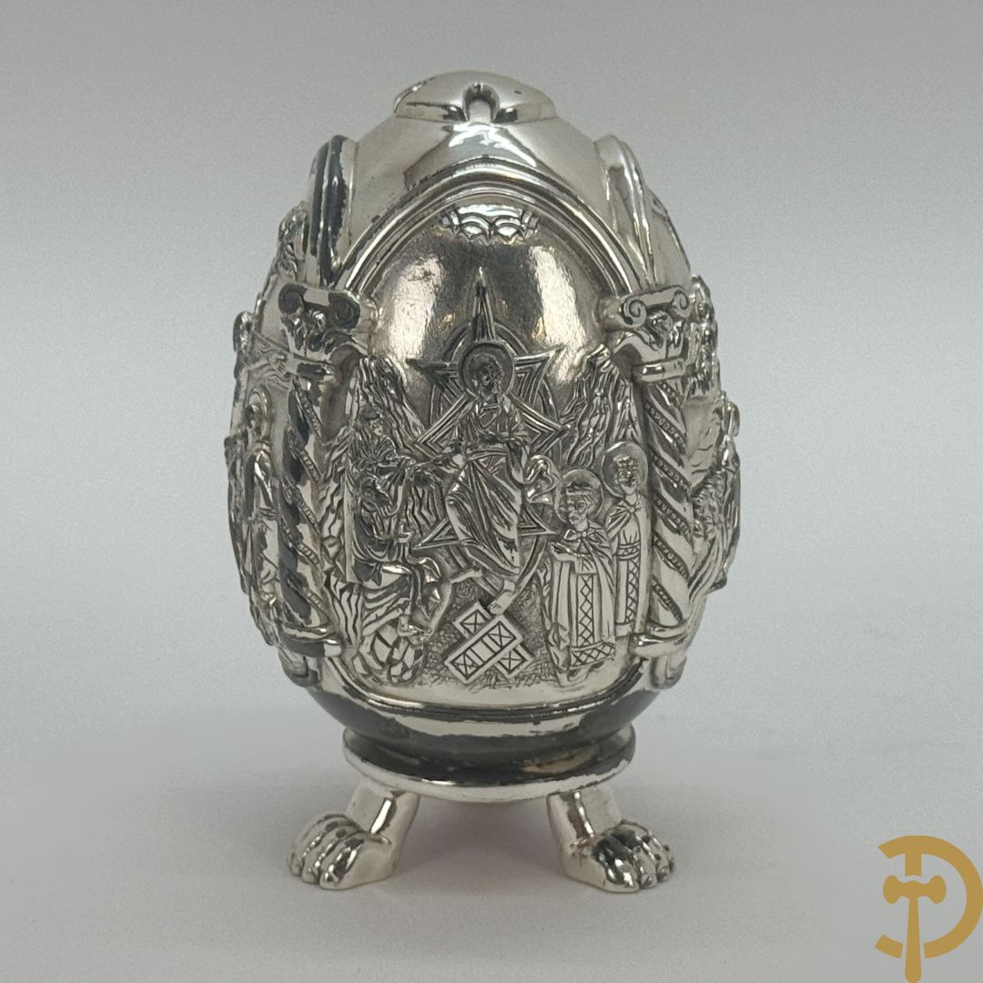Grieks orthodox ei met 4 religieuse scènes met zilver bekleed.