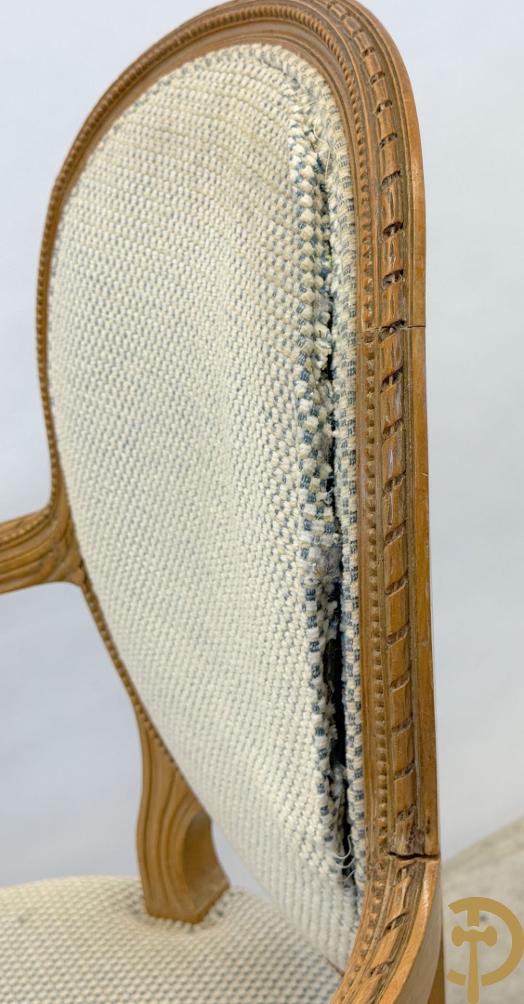 Paar beukenhouten Louis XVI stijl armzetels met medaillon