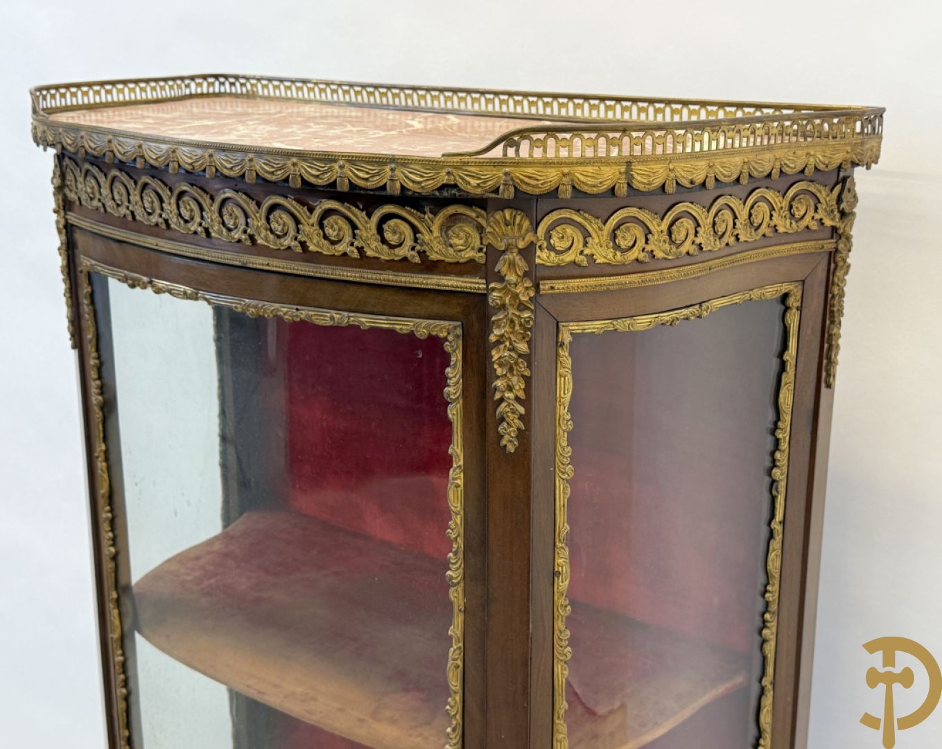 Notelaren vitrine bezet met bronsbeslag en gebogen ruitjes, bovenaan met marmeren blad