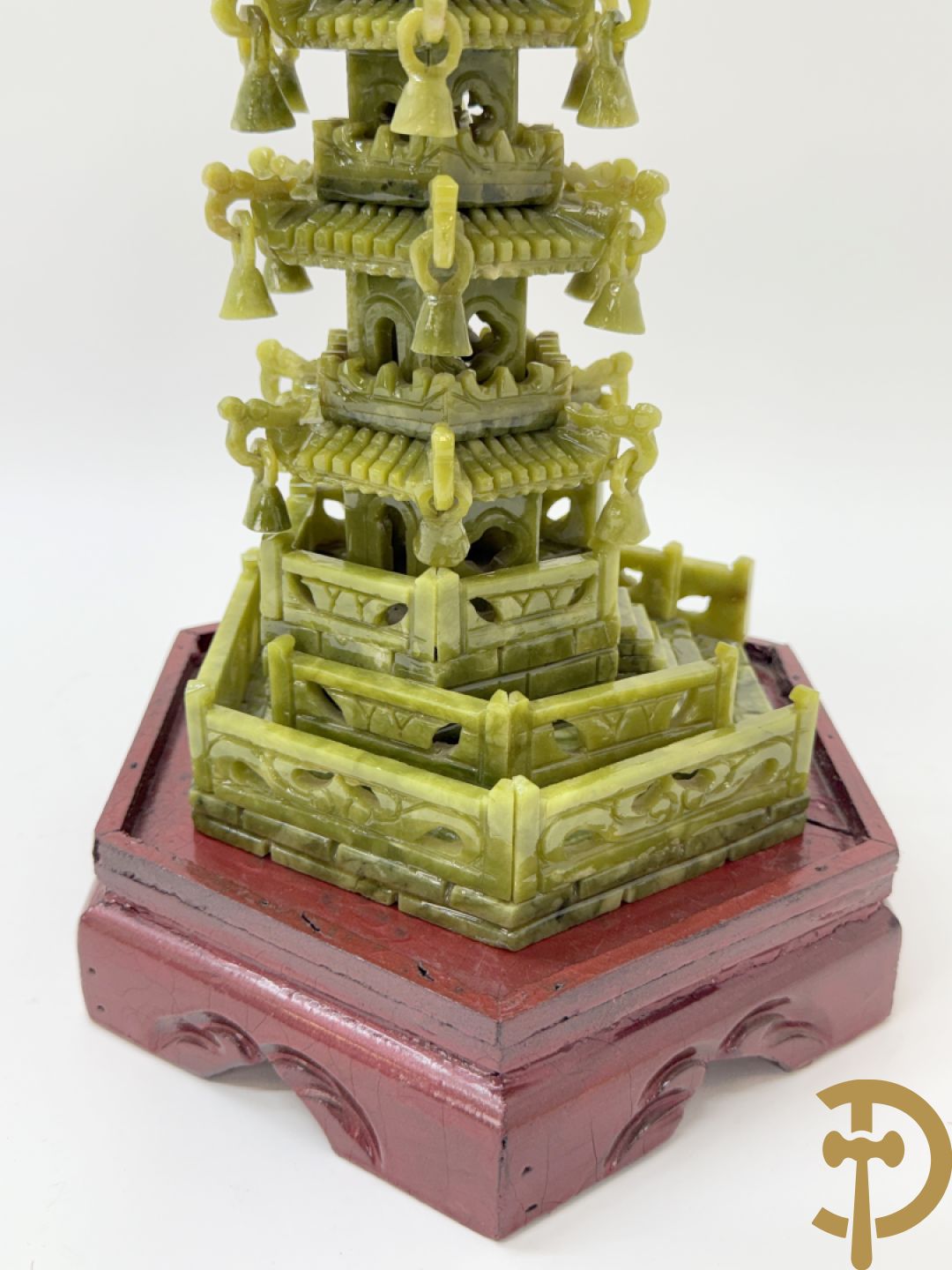 Handgesculpteerde Aziatische tempel op houten sokkel