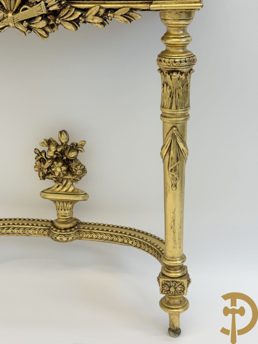 Vergulde console met Louis XVI motieven en amfoor  + vergulde spiegel met Louis XVI motieven
