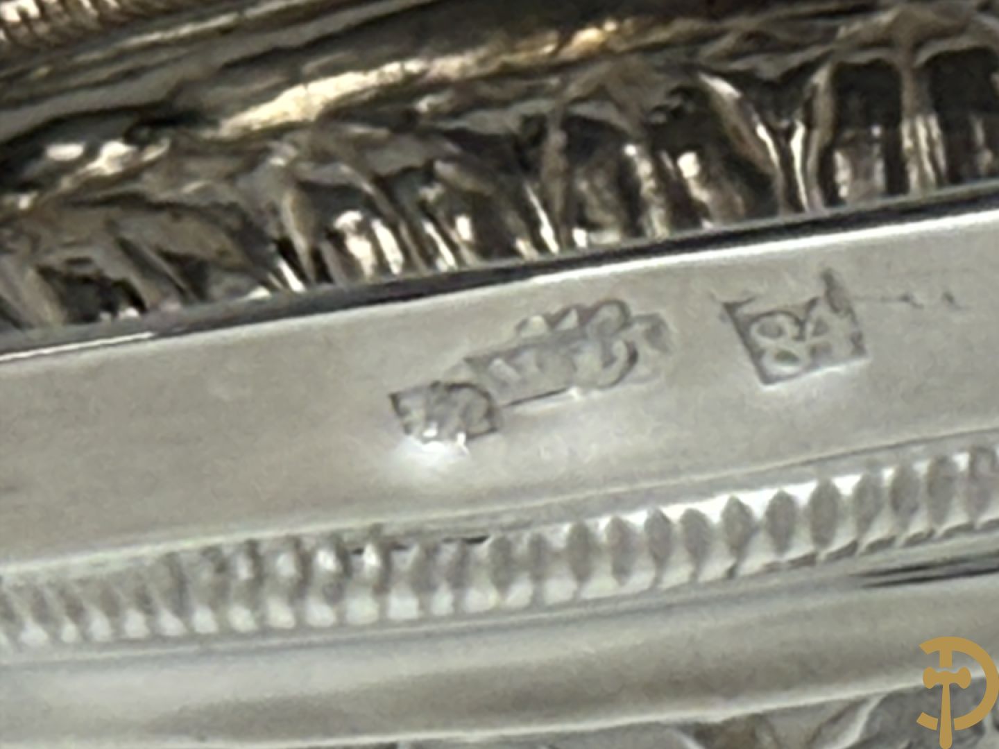 Paar massief zilveren kandelaars met gestyleerd bloemenmotief, één ervan gemerkt met stempel van Jan Baptist Verberckt, andere kandelaar met verschillende stempels met o.a. Antwerpen 1784