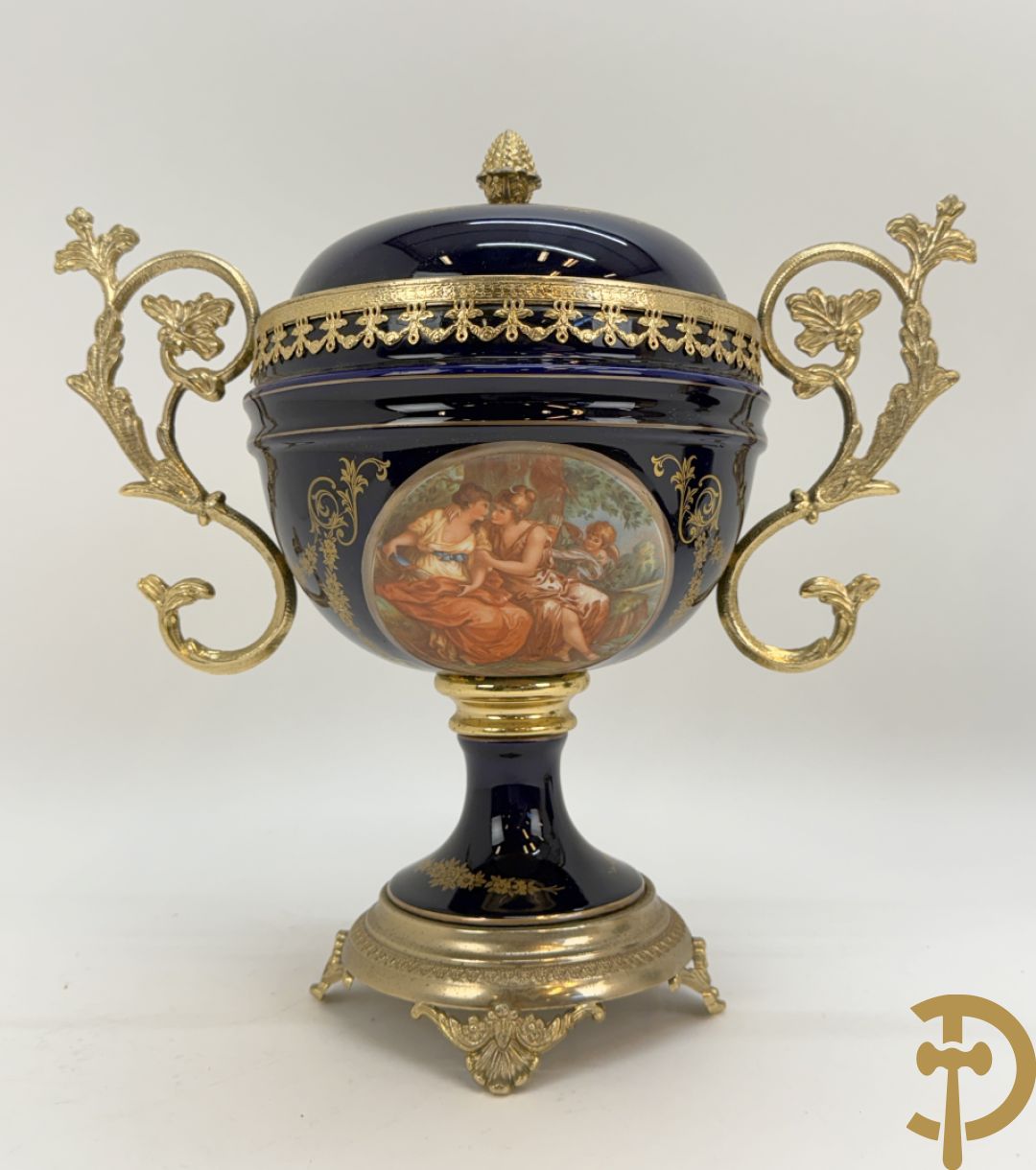 Sèvres stijl dekselpotiche met koperen ornamenten en romantisch decor + lampadaire in Sèvres stijl met romantisch decor