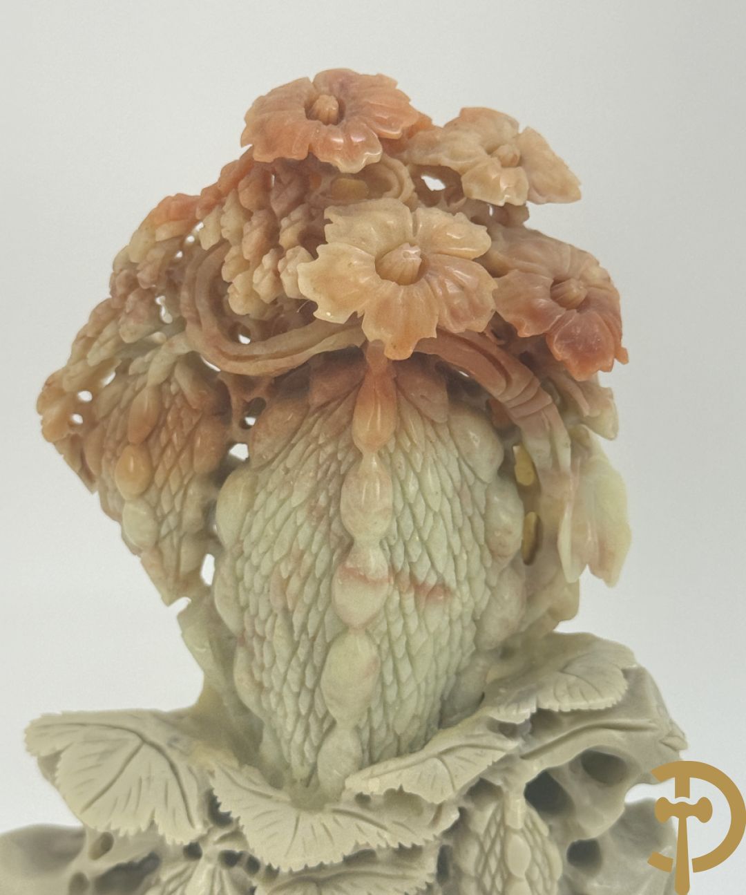 Zwart/witte nefriet sculptuur van geisha in gebergte + speksteensculptuur met bloemen + zittende boedha in nefriet + 9 kleine sculpturen in jadeiet