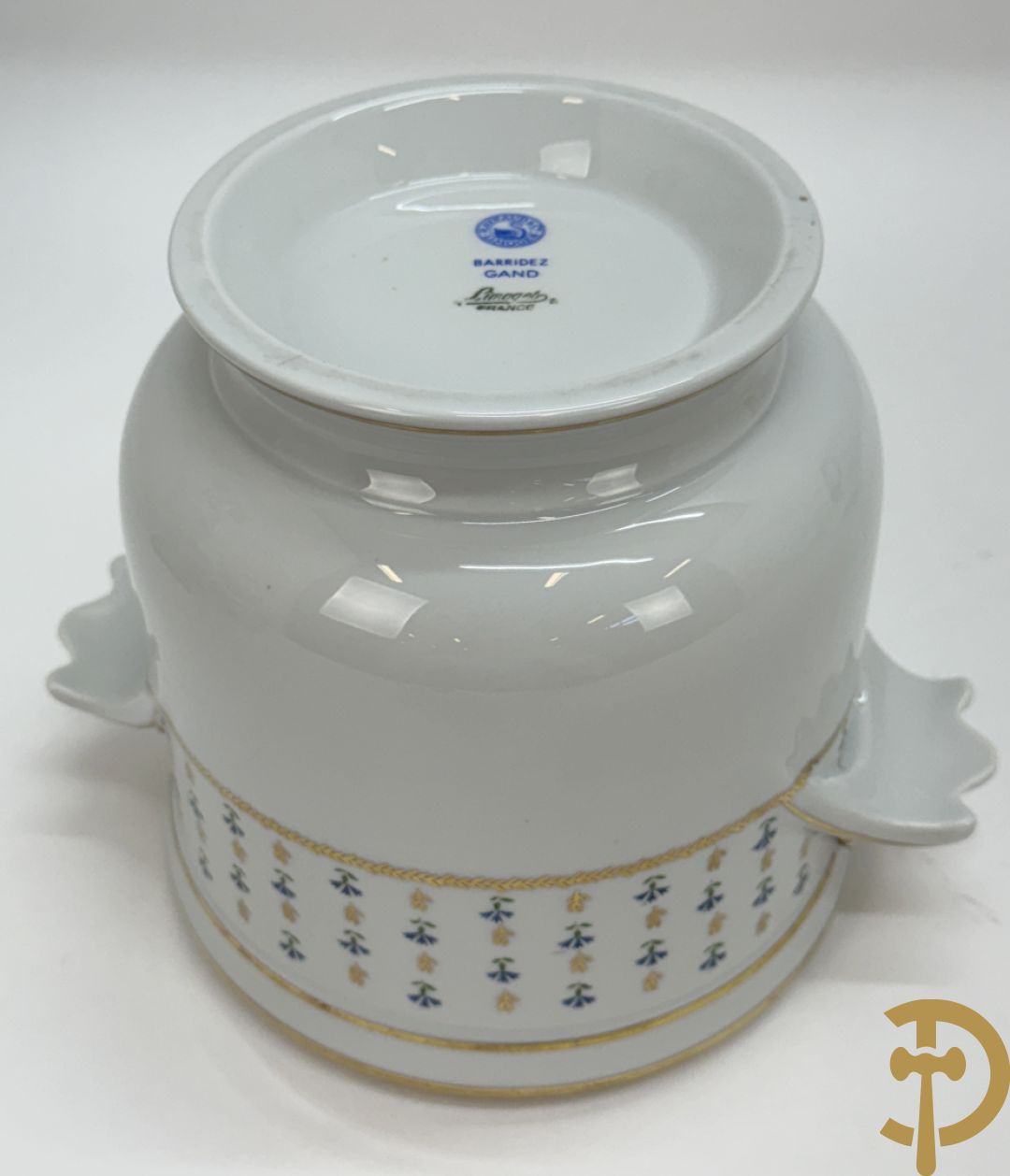 Mooi lot Limoges porselein bestaande uit grote en kleine Medici vaas met bloemendecor, 3 cache pots, bord, 2 coupes, Tas en schoteltje (9 stuks in totaal)