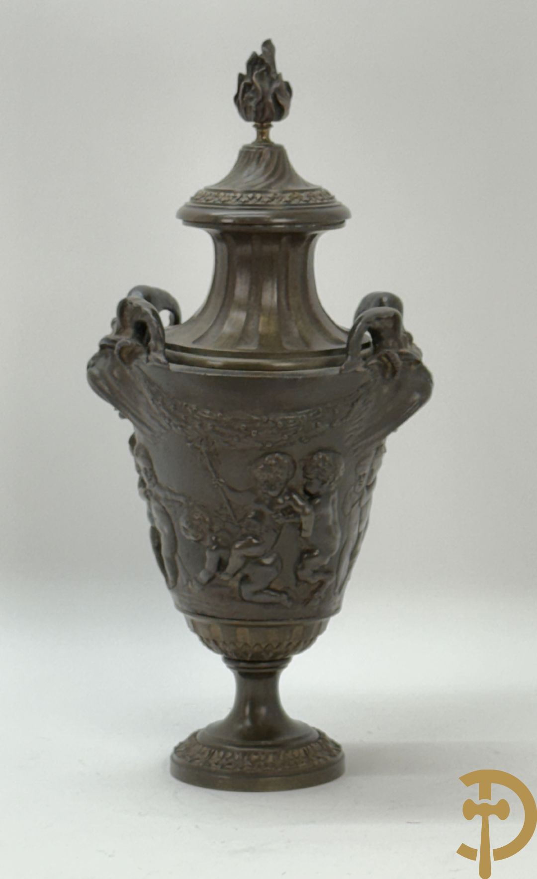Bronzen cassolette met basrelief van cupido