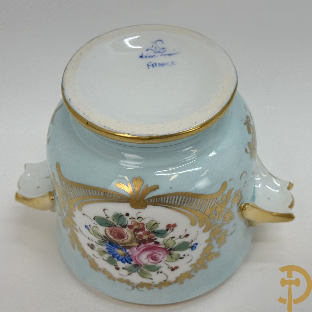 Mooi lot Limoges porselein bestaande uit grote en kleine Medici vaas met bloemendecor, 3 cache pots, bord, 2 coupes, Tas en schoteltje (9 stuks in totaal)