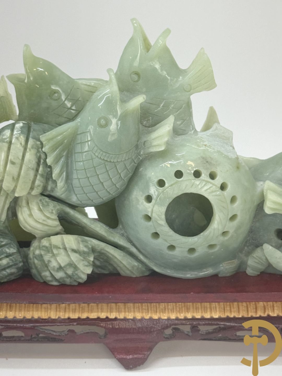 Sculptuur van vissen in jadeiet op houten sokkel