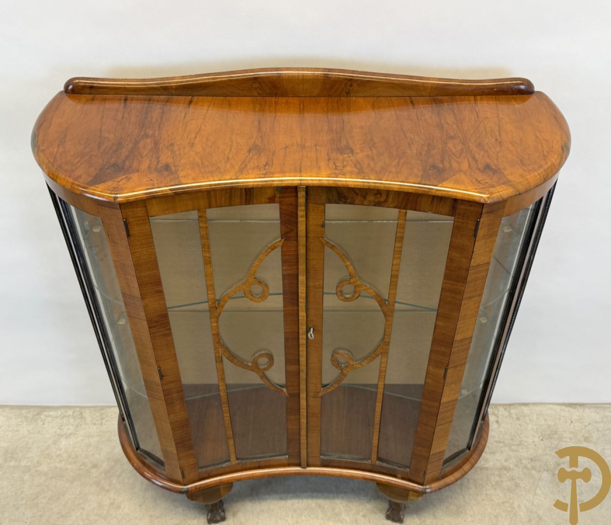 Engelse wortelnotehouten Art Deco vitrine op klauwepoten