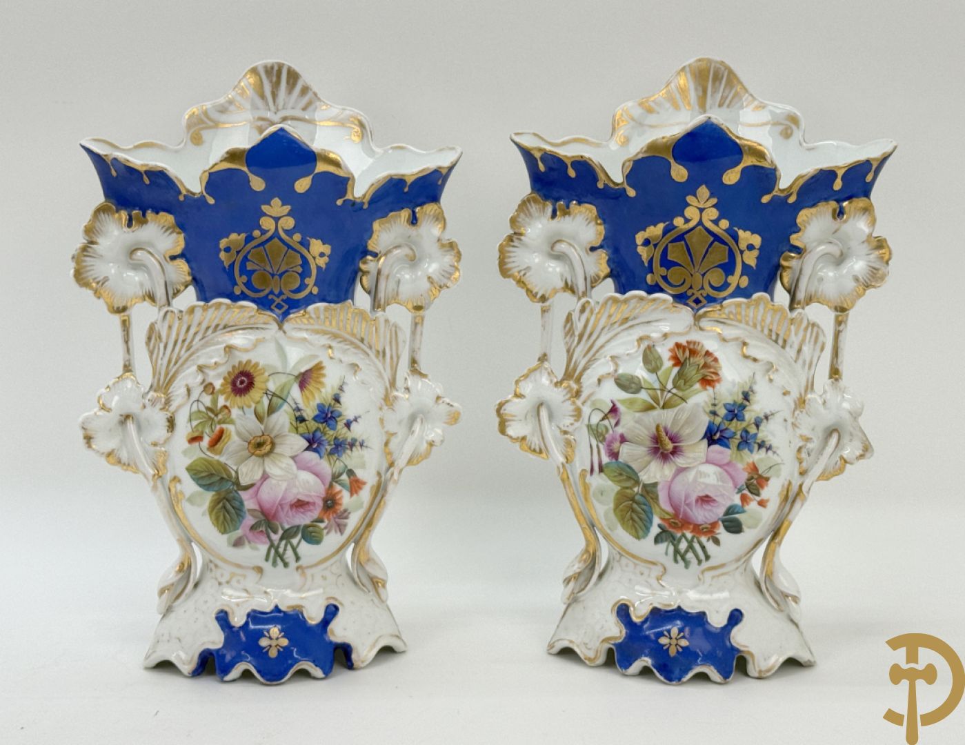 Paar Vieux Paris cornetvazen met handbeschilderd bloemendecor + Vieux Paris cornetvaas met decor van elegante dame