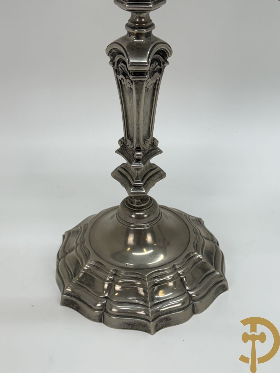Paar Franse verzilverde metalen vierarmige kandelaars, Louis XIV stijl