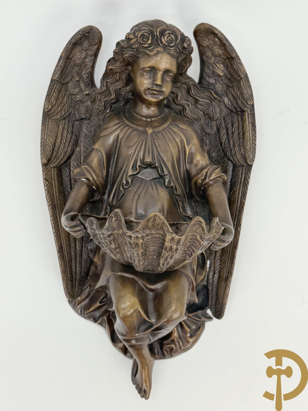 Bronzen wijwatervat van een engel dragende een rocailleschelp