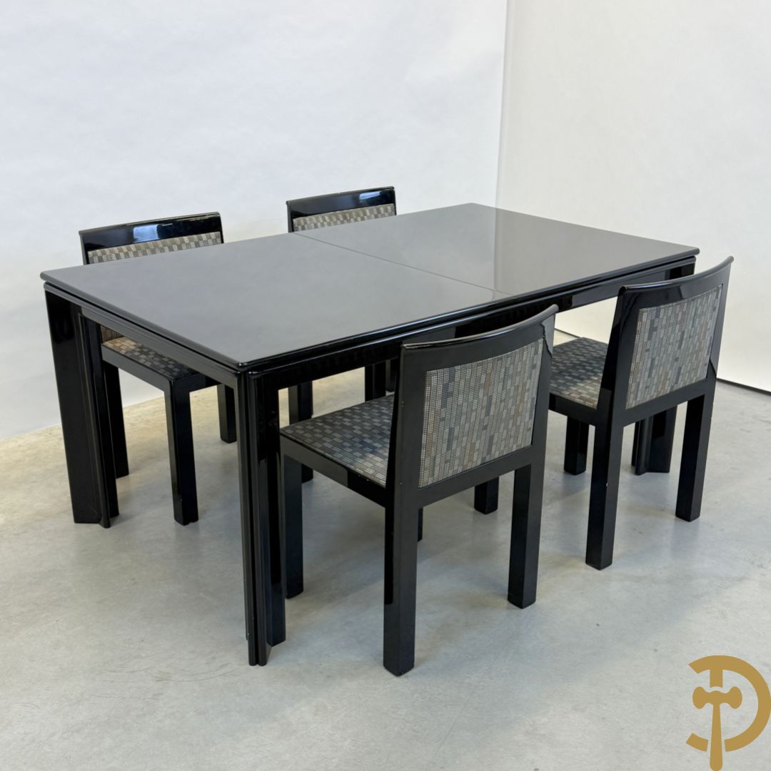 Zwartgelakte uittrekbare vintage designtafel met 4 bijhorende stoelen model 