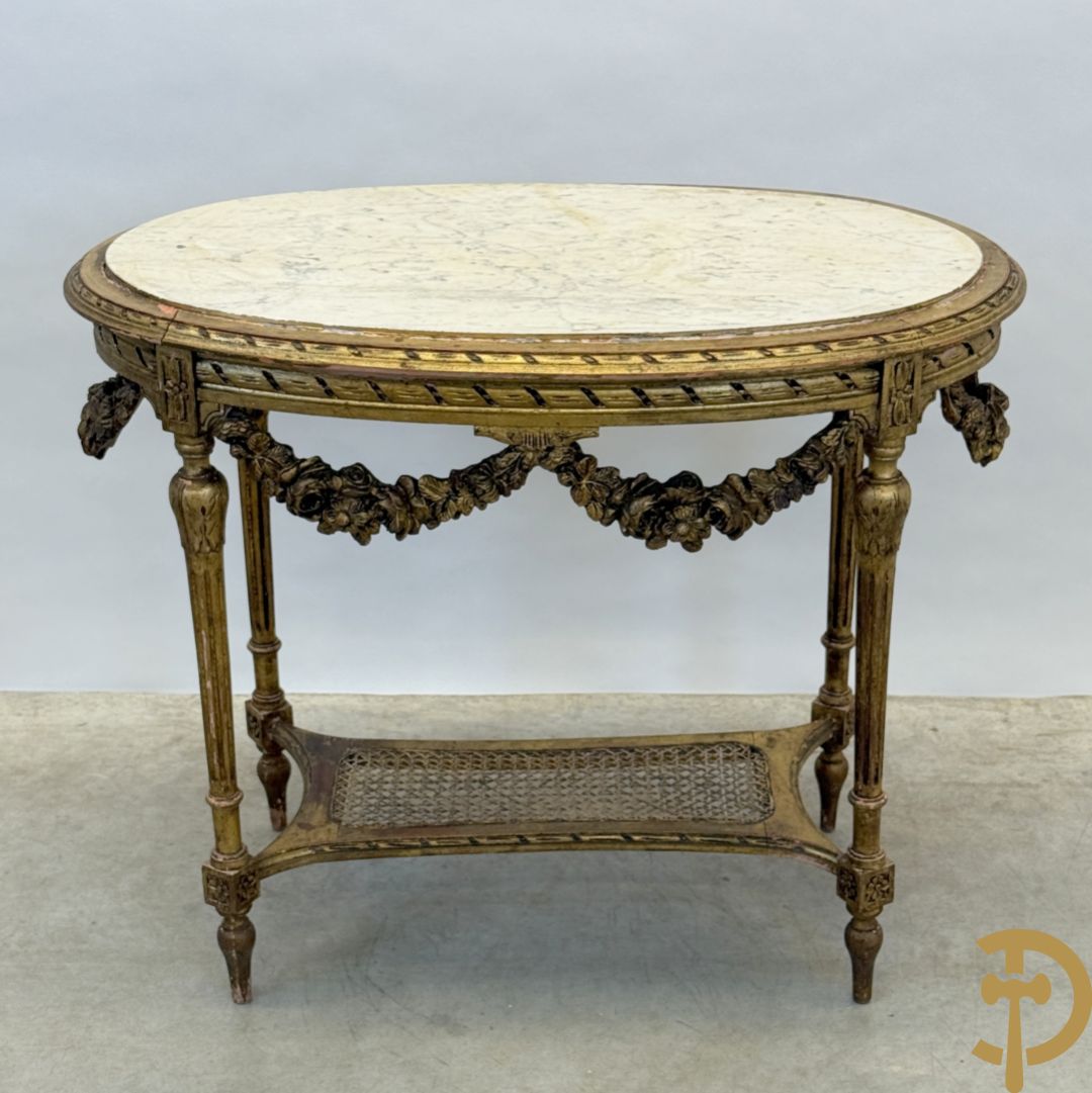 Ovale vergulde bijzettafel, Louis XVI stijl, met bloemenguirlandes, canage en marmeren blad