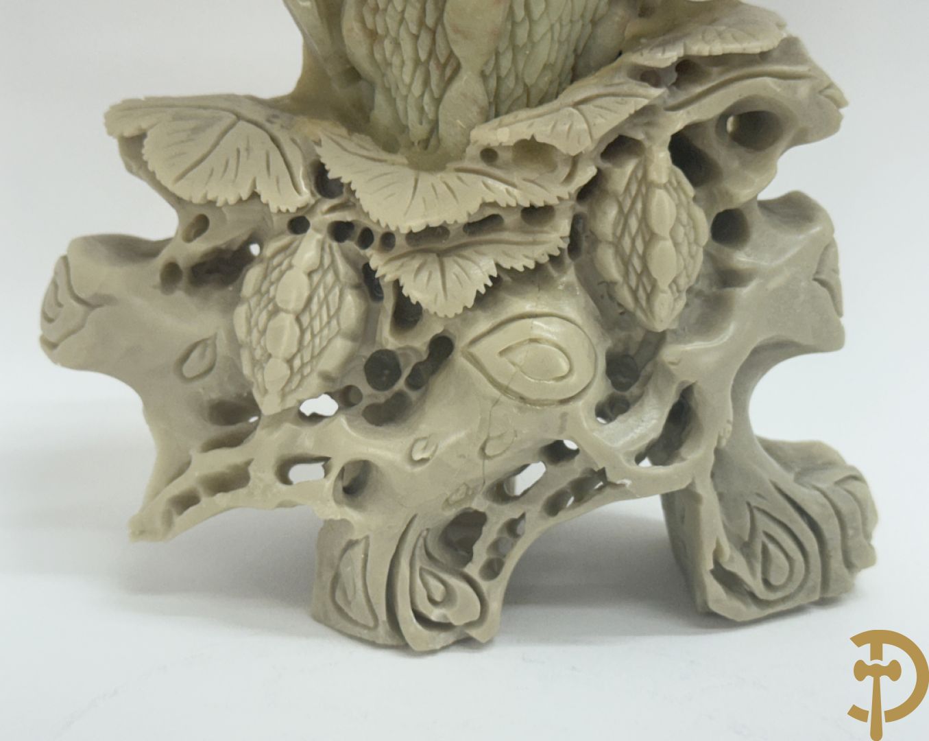 Zwart/witte nefriet sculptuur van geisha in gebergte + speksteensculptuur met bloemen + zittende boedha in nefriet + 9 kleine sculpturen in jadeiet