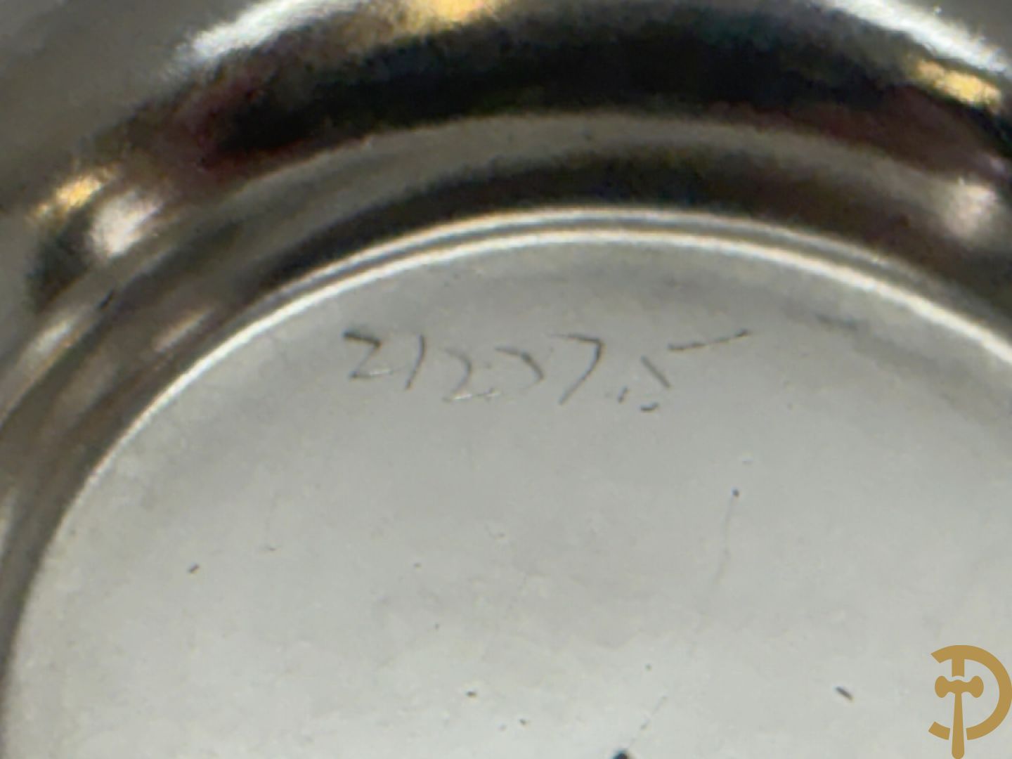 Verzilverde champagne emmer met 2 oren en embleem van larierkrans