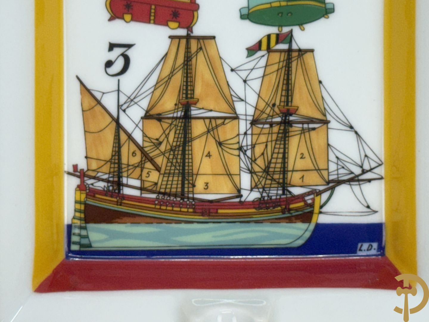 Twee porseleinen asbakken met afbeelding maquette van boot, Hermes Paris made in France getekend
