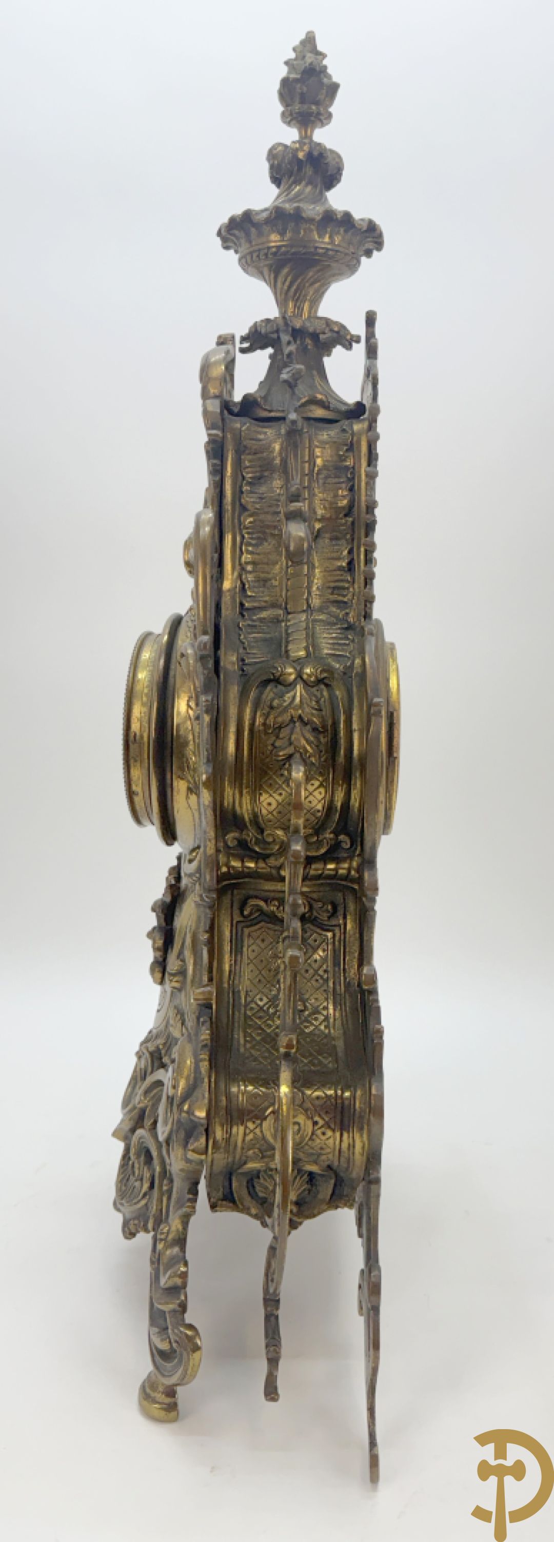 Driedelige koperen garnituur bestaande uit middenstuk bezet met amfoor en paar kandelaars , Louis XV stijl