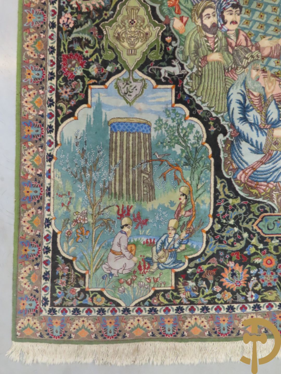 Oosters handgeknoopt tapijt Tabriz met figuratieve voorstelling, centraal met geanimeerde hofscène, omgeven door 4 hoekmedaillons met architecturale afbeeldingen - onderaan en bovenaan getekend