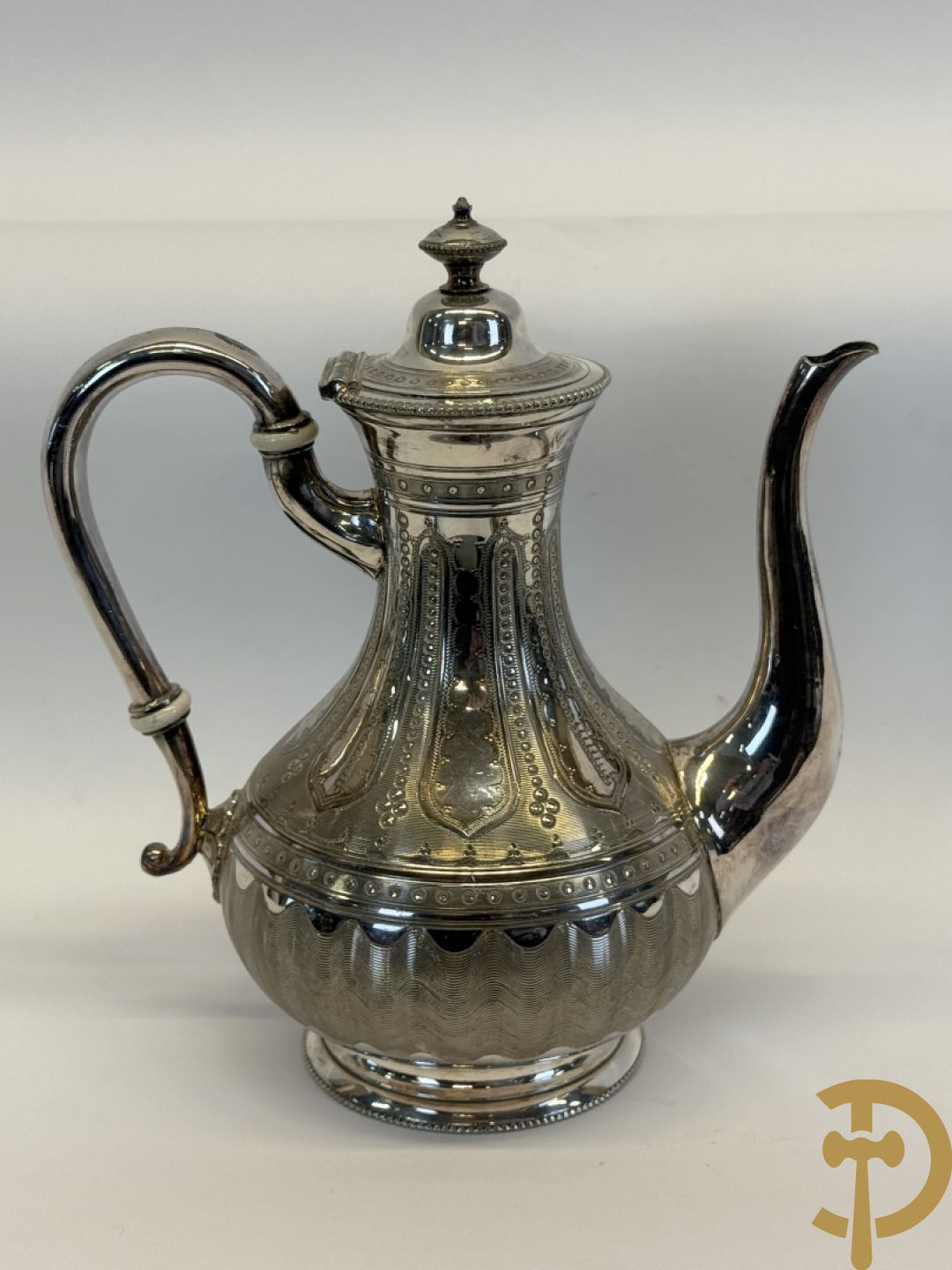 Vijf verzilverde theekannen, 2 verzilverde samovar en verzilverde suikerpot