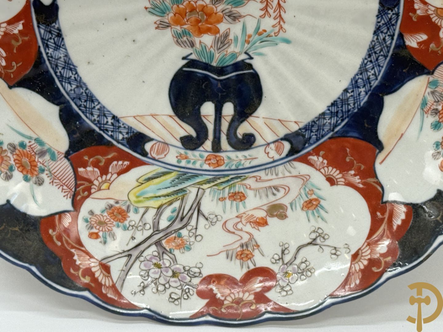 Twee porseleinen Imari schotels