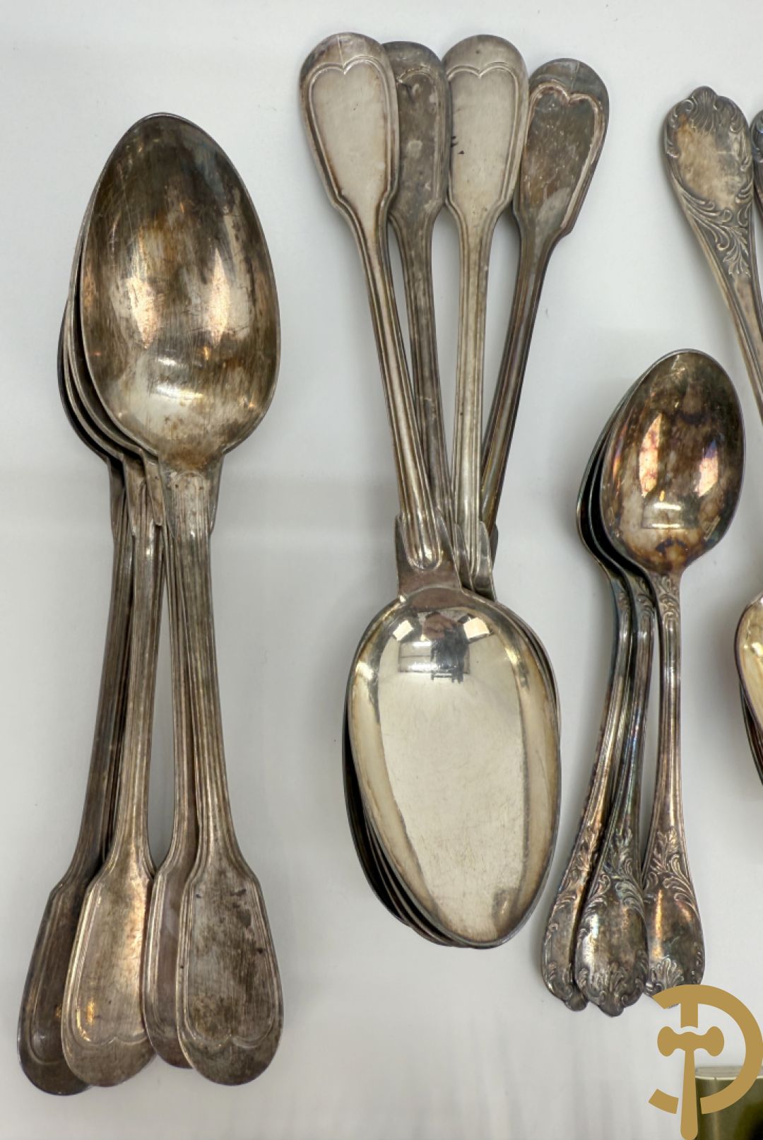 Verzilverd Louis XV bestek Christofle bestaande uit 12 kreeftvorken, 12 vismessen, 12 ijslepels, 3 vorken, 3 lepels, 3 dessertlepels en 3 koffielepels + 8 verzilverde Louis Philippe lepels, 6 verzilverde Louis Philippe vorken + 2 verzilverde vorken + verzilverd mes