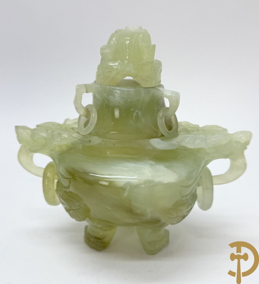 Drie Chinese handgesculpteerde urnes in gesteente met drakendecor (jade, amethist en fluoriet)