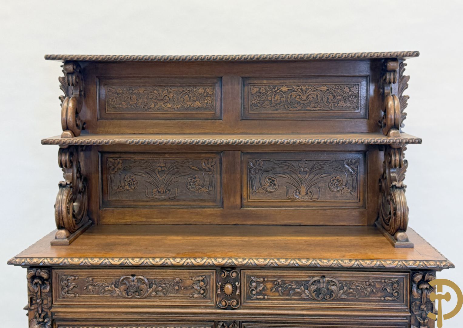 Massief eiken Neo Renaissance vaiselier met sculptuur van fruit en accanthusranken, 19e