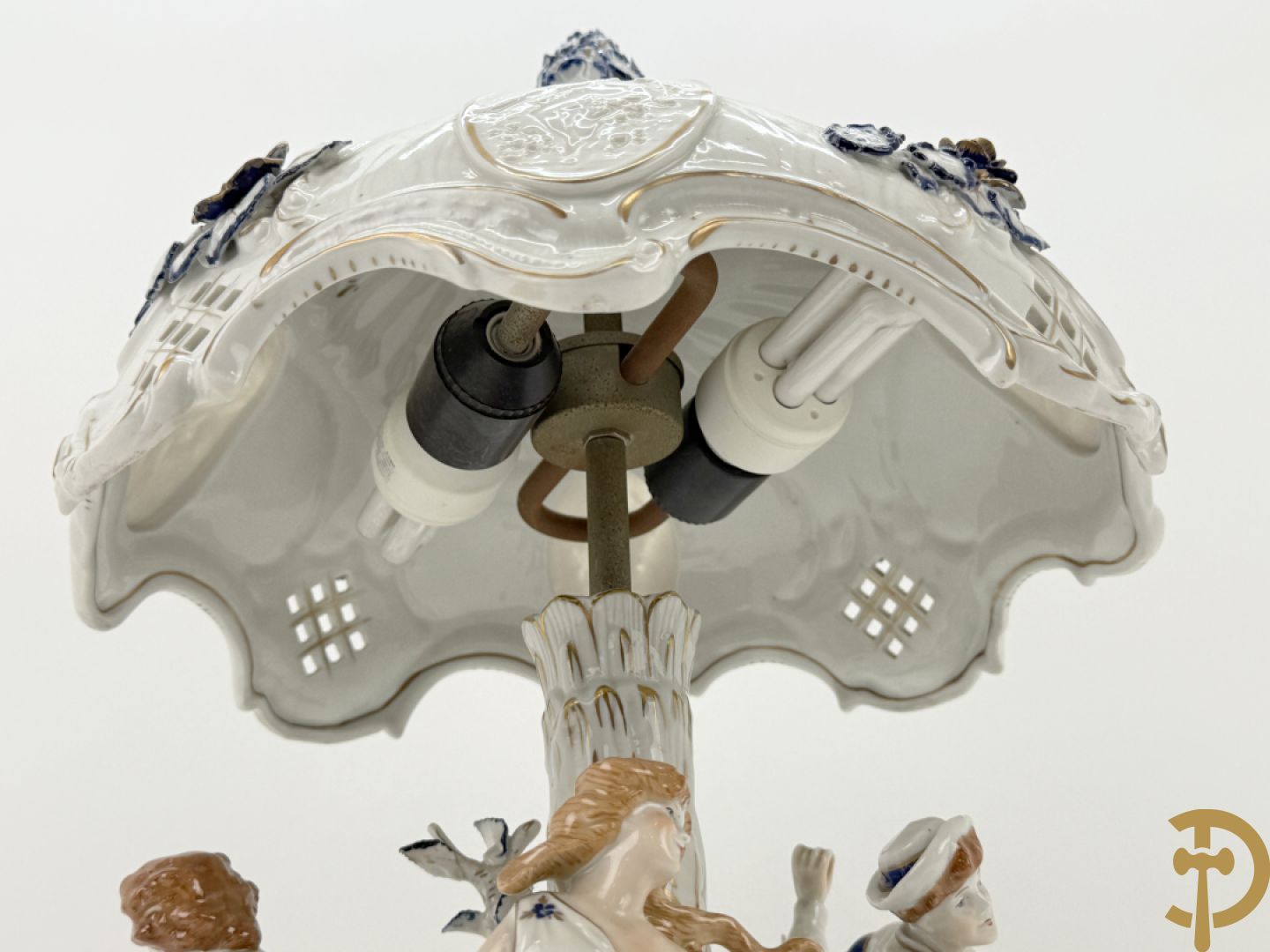 Porseleinen lampadaire met 4 dansende figuren, bovenaan met bloemenknop bezet