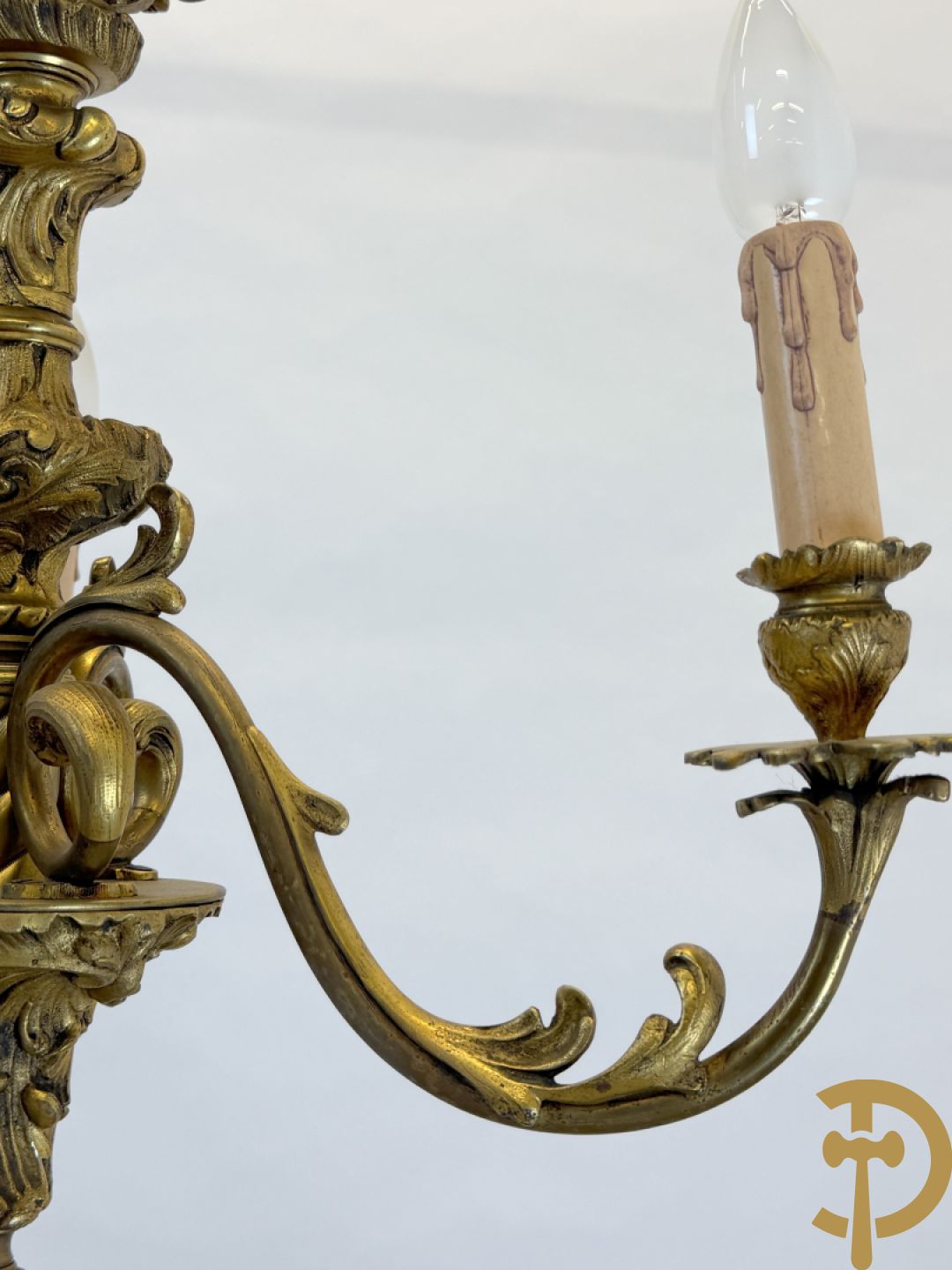 Bronzen drie armige luchter met accanthusranken, Louis XV stijl