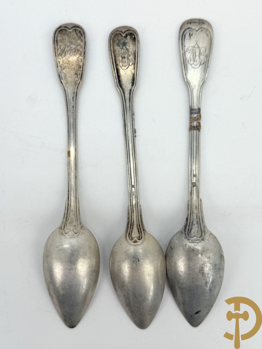 Massief zilveren bestek Louis Philippe model met initialen bestaande uit 13 soeplepels (853 gram), 9 vorken (657 gram), 3 dessertlepels (59 gram) en 1 pollepel (221 gram)