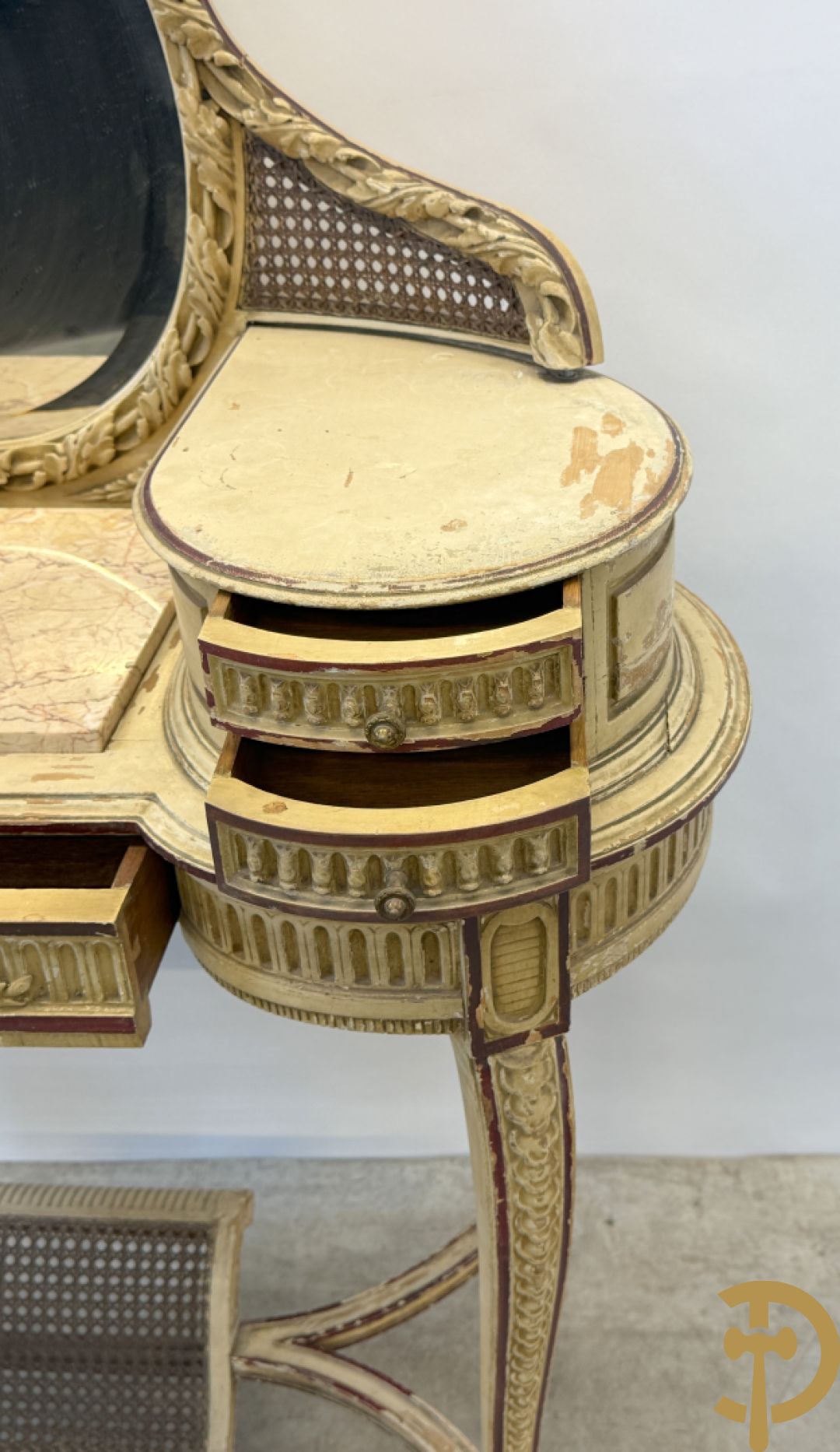 Gepatineerde damesopschiktafel met 5 lades en ovale spiegel, Louis XVI stijl